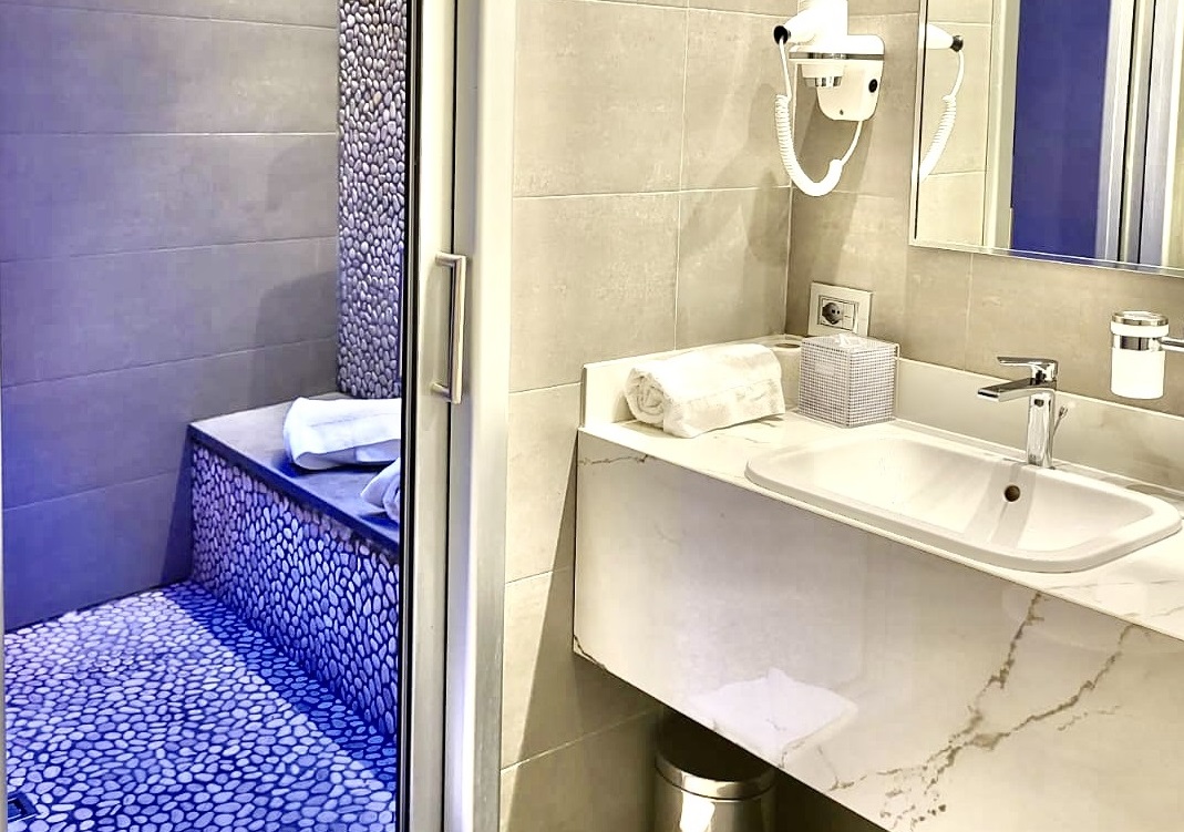 402_Dependance Junior Suite_ ingresso doccia